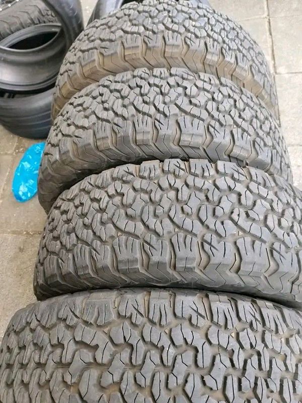 A clean set of 265 65 18 Bf Goodrich ko2 tyres with 90% treads available for sale