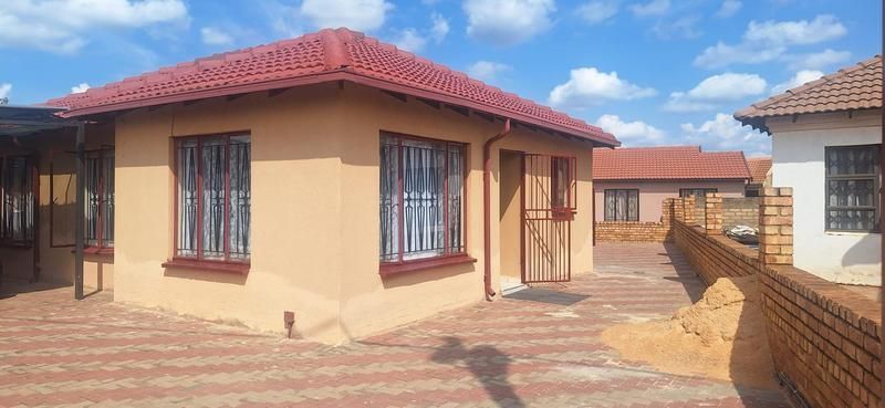 Massive stand for sale in Soshanguve with amazing floor size.