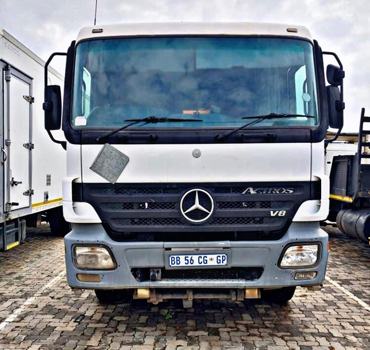 Well maintained and ready for work - 2005 - Mercedes Benz Actros 2650 v8 Hooklift Truck now on sale