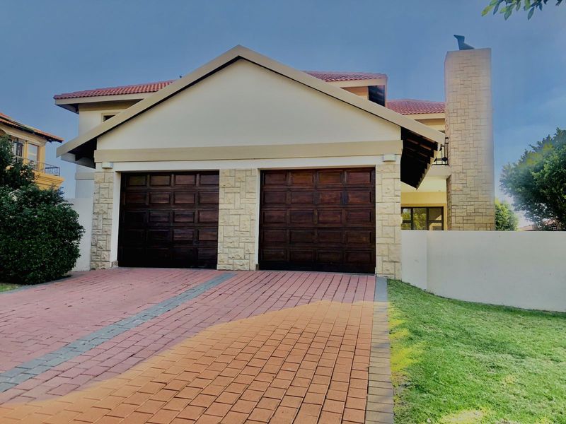 Beautiful and spacious double-story 4 bedrooms, 3.5 bathrooms for rent
