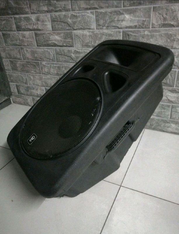 Bargain! q t x 15 inch active powered speaker, just plug and play