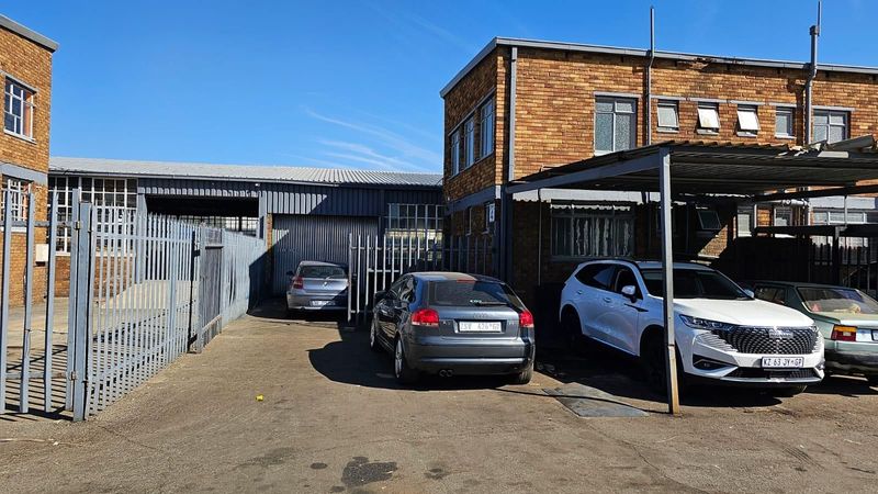 273 m2 INDUSTRIAL SPACE AVAILABLE IN CENTRAL LOCATION! WAREHOUSE &amp; OFFICES!