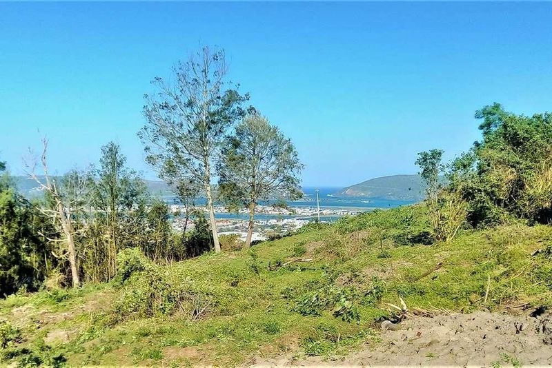 Stunning views from this vacant plot in Knysna Heights!