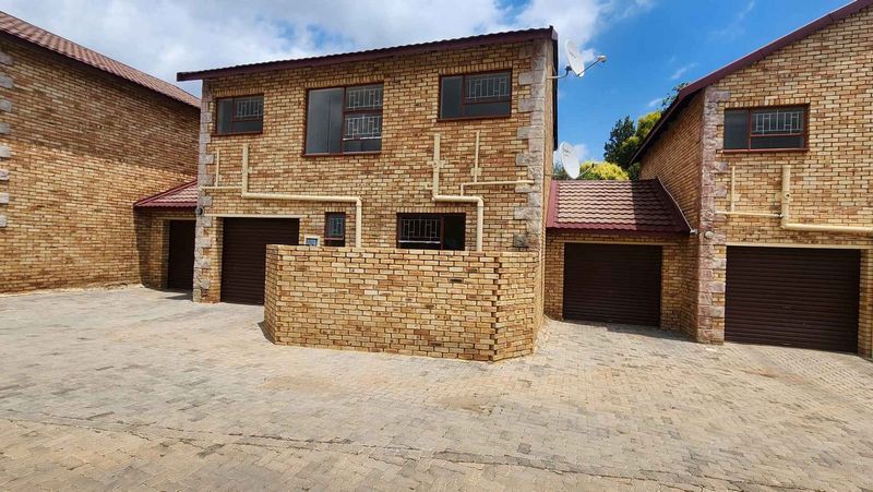 3 Bedroomed Townhouse to let - 6 months lease