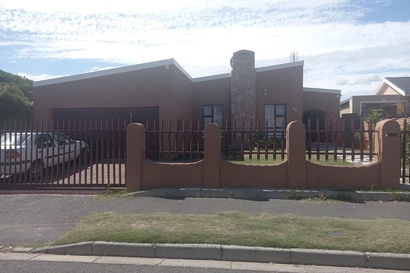 Stunning House FOR SALE in Allenby Drive , Retreat -  R 2 195 000 - 00 (neg.)