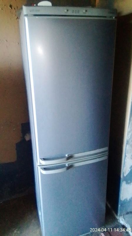 SAMSUNG METALLIC FROST FREE FRIDGE/FREEZER