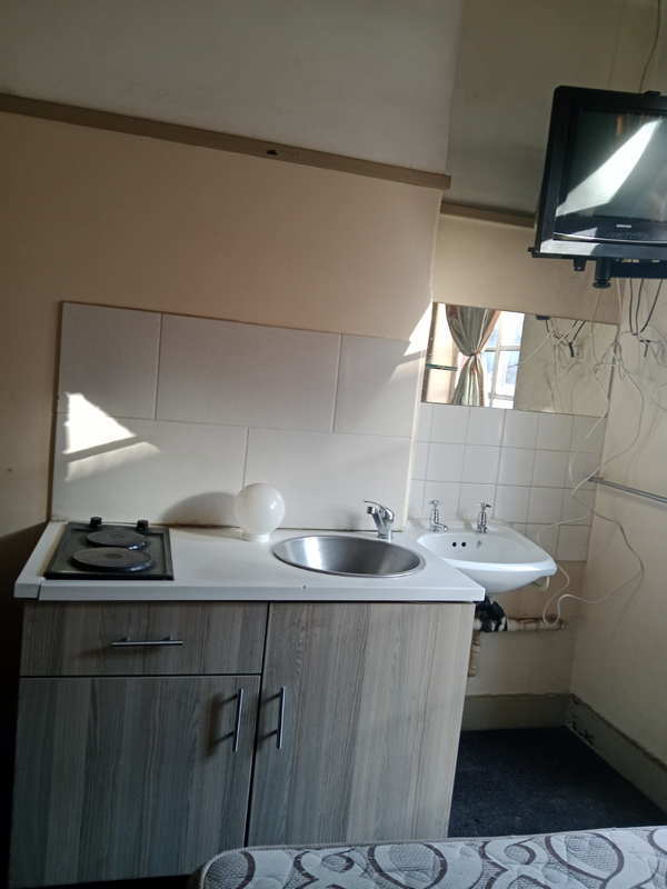 Beautiful safe and clean room to rent available immediately,in Jo&#39;burg CBD with