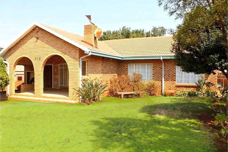 Fully furnished three bedroom house including boat for sale in Vaal Marina