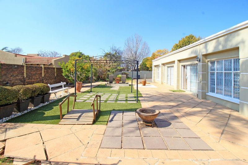 Stunning 4 bedroom Home, with enormous garden!