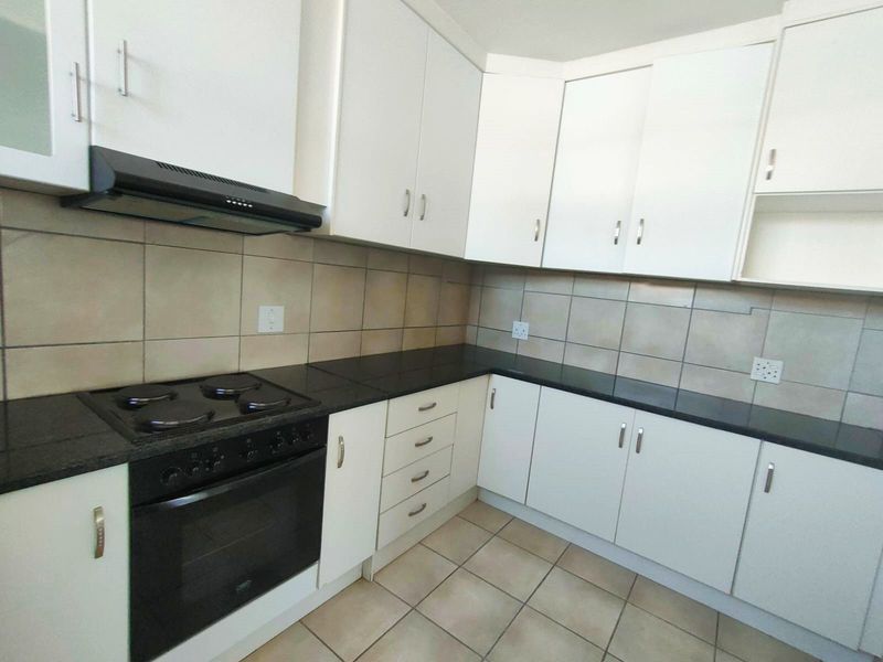 Spacious 1bed apartment in secure property close to Cresta!