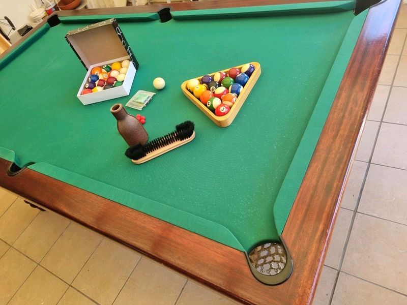 POOL TABLE WITH EXTRAS