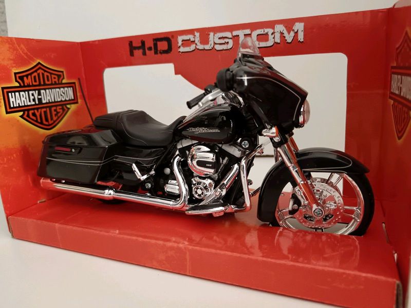 Harley Davidson motorcycle 1:12 diecast model (2015 street glide special)