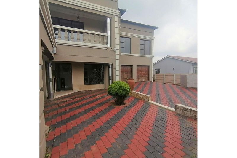 Luxurious four bedroom home for sale in Meyerton South