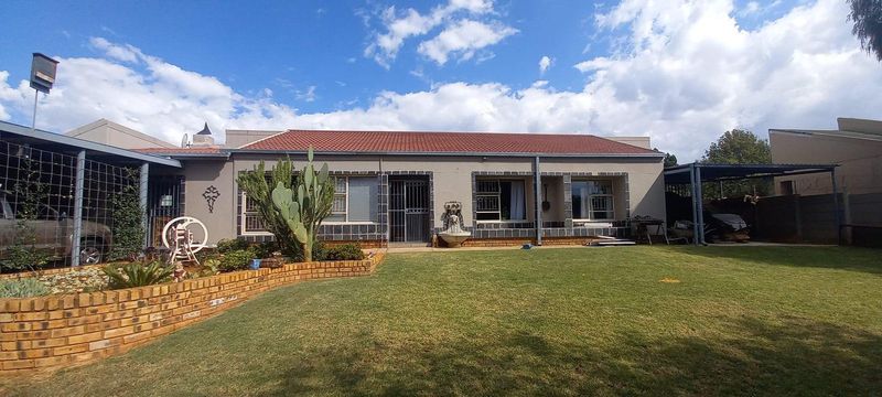 4 BEDROOM HOUSE WITH SWIMMING POOL FOR SALE IN FOCHVILLE