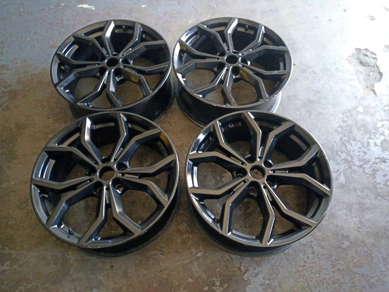 A set of 19inches mags 5x112 PCD fit for Audi A3 A4 A5 A6 and Golf 5 6 7 also fit vw caddy/ Mercedes