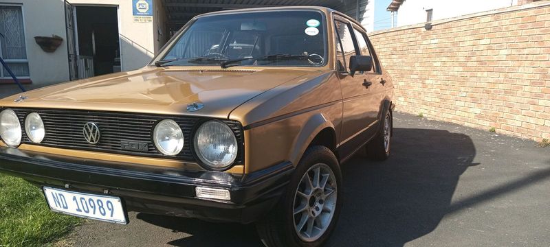 VW FOX IN EXCELLENT CONDITION R24500,CONTACT NO 0828990430