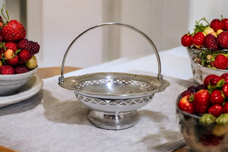 Vintage silver plated footed basket with pierced band detail, measuring 23x25x25cm