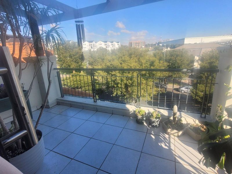 3 Bedroom Penthouse For Sale in Greenstone Hill