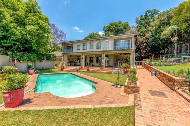 Step into luxury in this stunning family home in Floracliffe, Roodepoort!