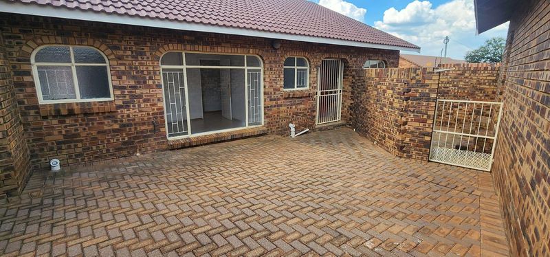 Townhouse For sale in Fochville - GREAT location