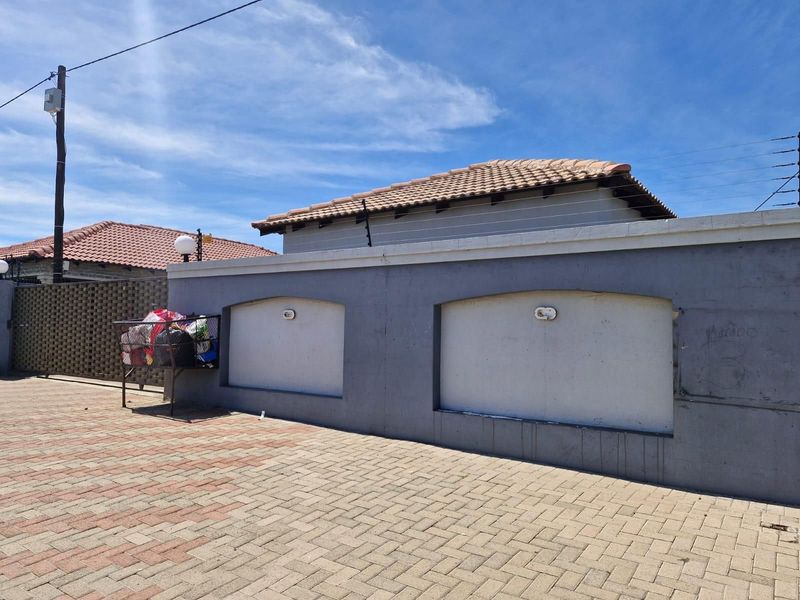 6 Bedroom Freehold For Sale in Embalenhle Ext 11