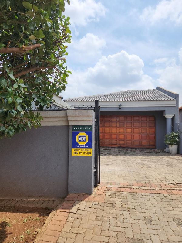 3 Bedroom house for sale in clayville