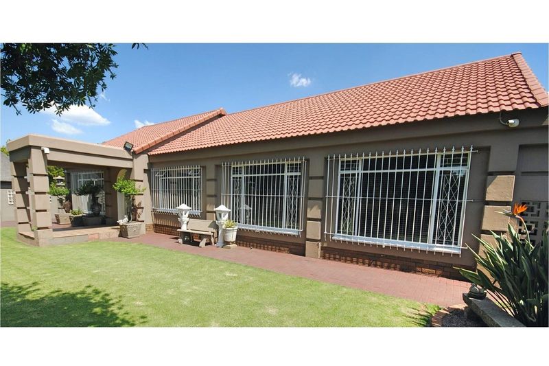 Stunning 3 Bed, 2 Bath Modern Residence in Vaalpark - Spacious and Contemporary Living