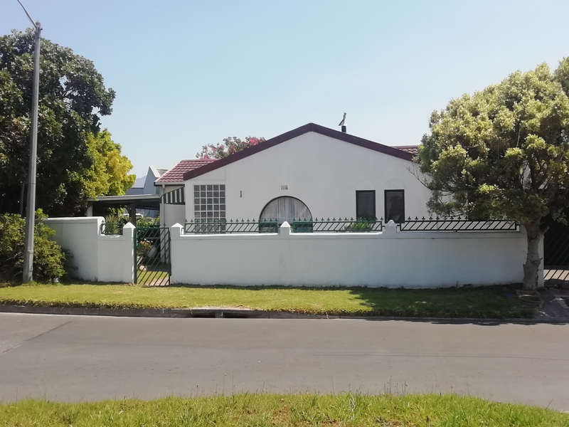 3 Bedroom home for sale in Grassy Park. R1 999 000