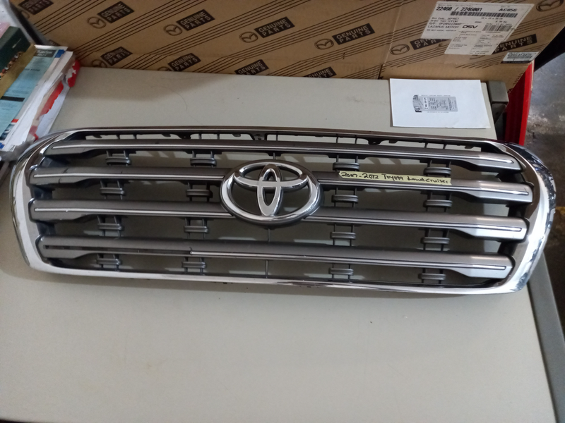 Toyota Land Cruiser Front Upper Grille (2013 - 2015)
