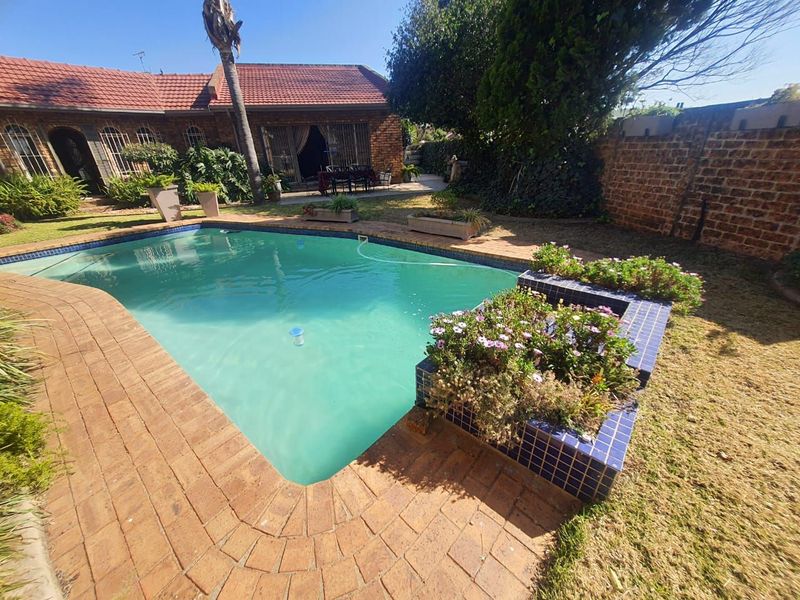.Pietersfield Ext 1 - Stunning family home,TOP SECURITY IN Boomed off area .R2 439 000.00neg