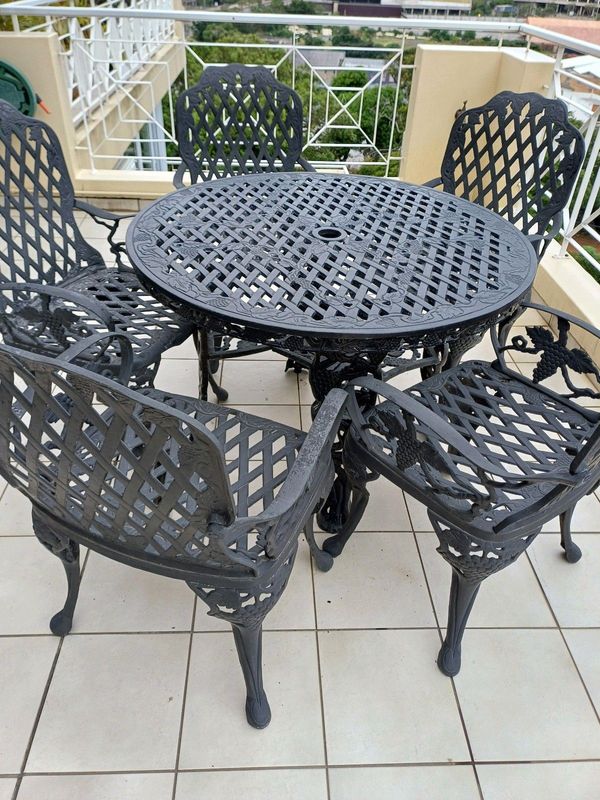 CAST ALUMINUM PATIO SET WITH 5 CHAIRS AND 1 ROUND TABLE