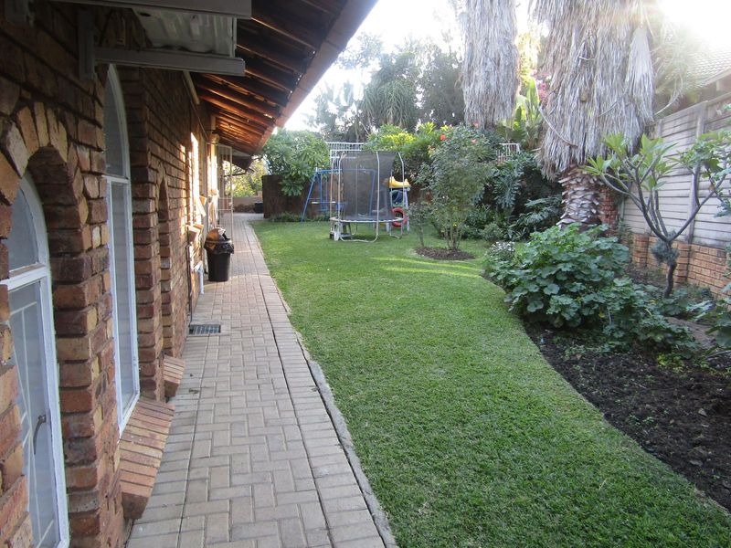 Don&#39;t Miss Out!! Beautiful 4 Bedroom Home in Sought After Elandsrand