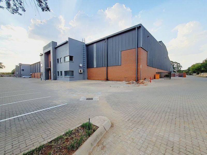 3893m² Industrial To Let in Pomona at R65.00 per m²