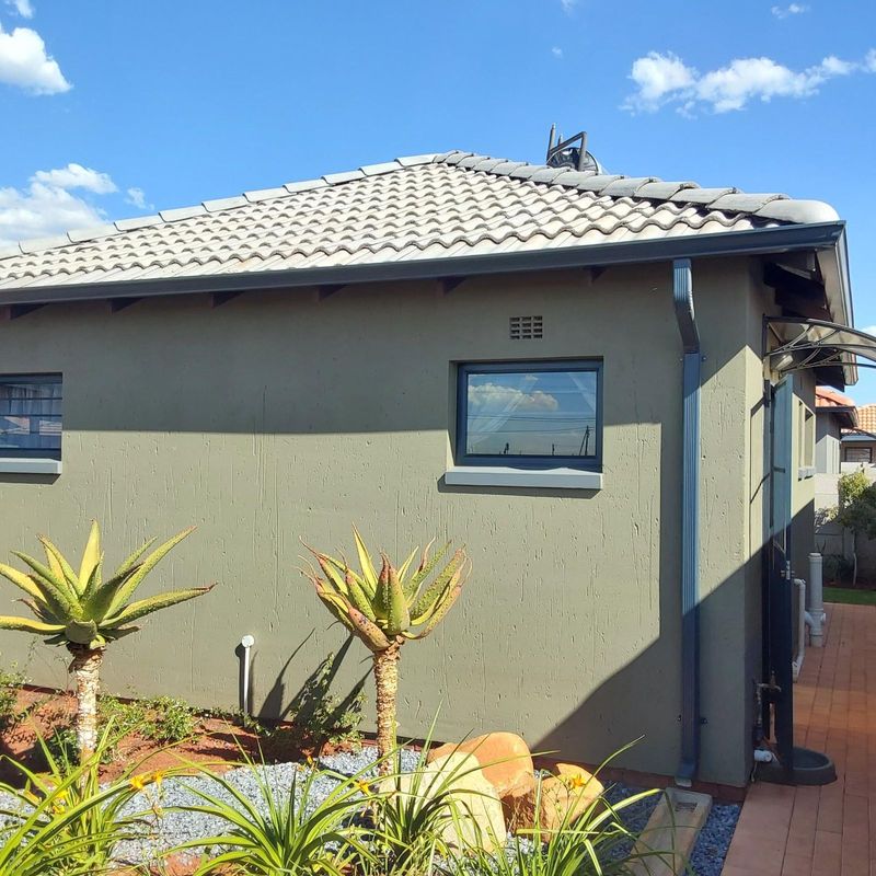 House in Mohlakeng For Sale