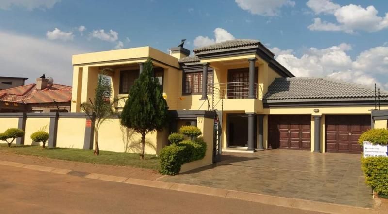 Modern and Spacious 5 Bedroom House in Ext 12