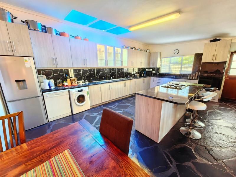 Parow West: Enclosed 4Bed / 2Bath, Lounge, Huge/Massive Fitted Kitchen/Dining area,Indoor Bar Roo...