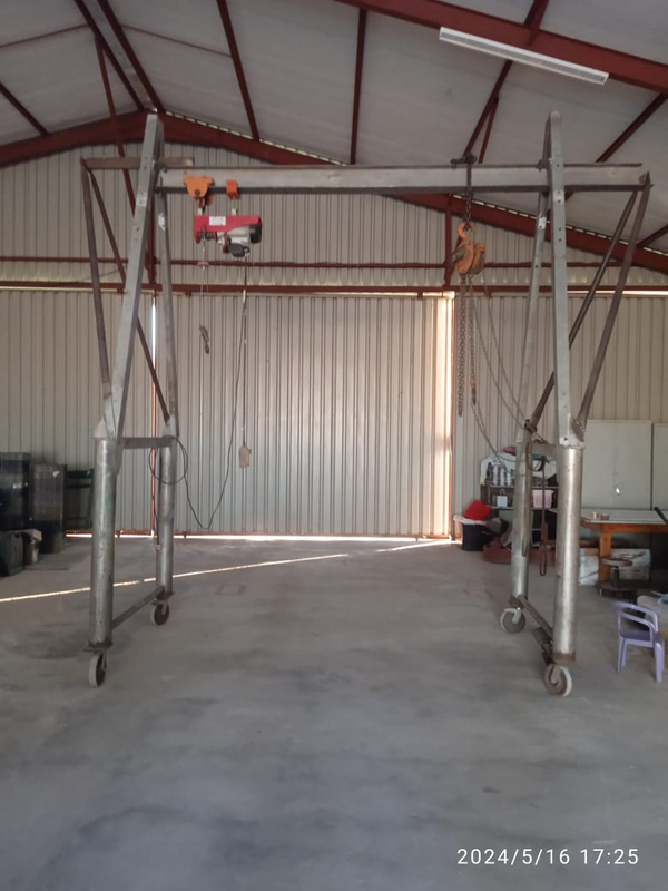 Mobile workshop hoist /crane