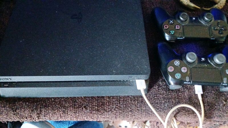 Playstation 4 slim 1 tb with two controllers