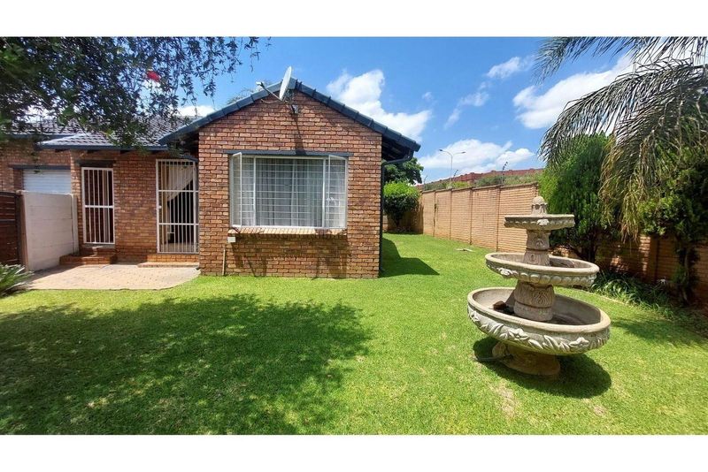 Townhouse For Sale in Rooihuiskraal North, Centurion