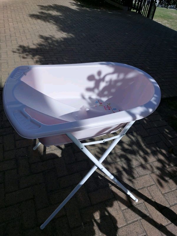 Baby bath and stand R400 neg