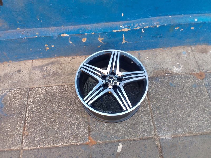 One single 18inch OEM  AMG rim 5x112 PCD 8J ET48 this rim is in perfect condition no scratch