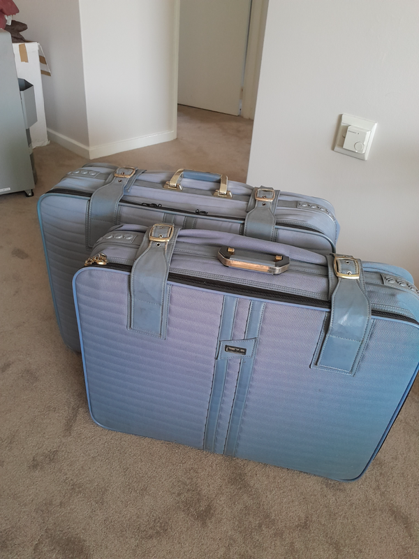 SET OF 2 SUITCASES (USED)