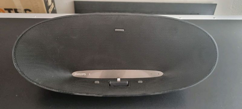 PHILIPS DS8400 PORTABLE DOCKING SPEAKER FOR APPLE DEVICES **072*392*5756