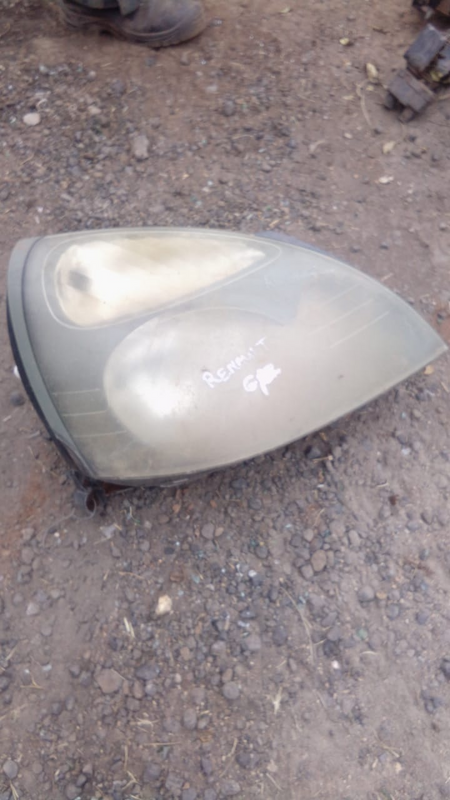 2005 Renault Clio 2 Right Headlight For Sale.