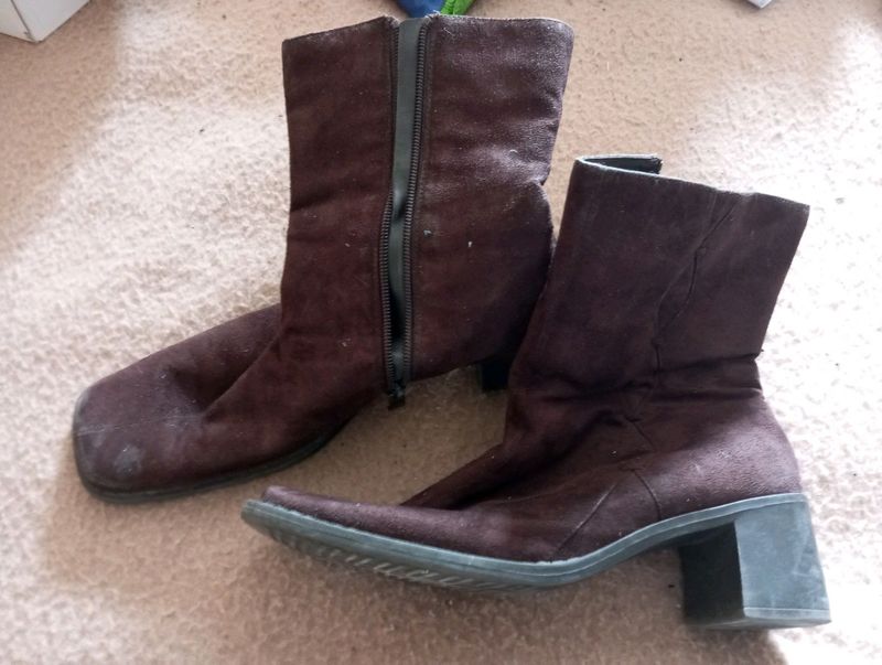 Ladies suede leather brown boots,, size 6, side zip fastening, as new used once