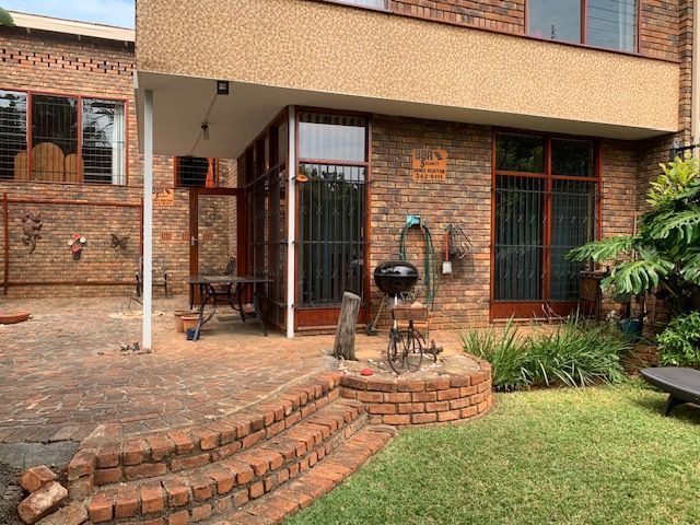 Upmarket multi level Duplex in Sought After Complex. Perfect Location