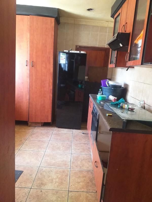 3 bedroom house for sale in ebony park with double garage for R850000 with kitchen units wardrobe...