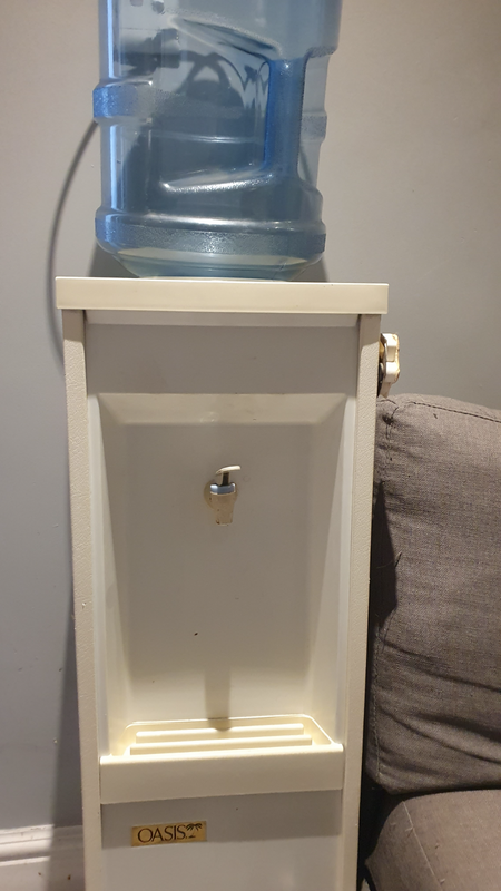 Free standing water dispenser