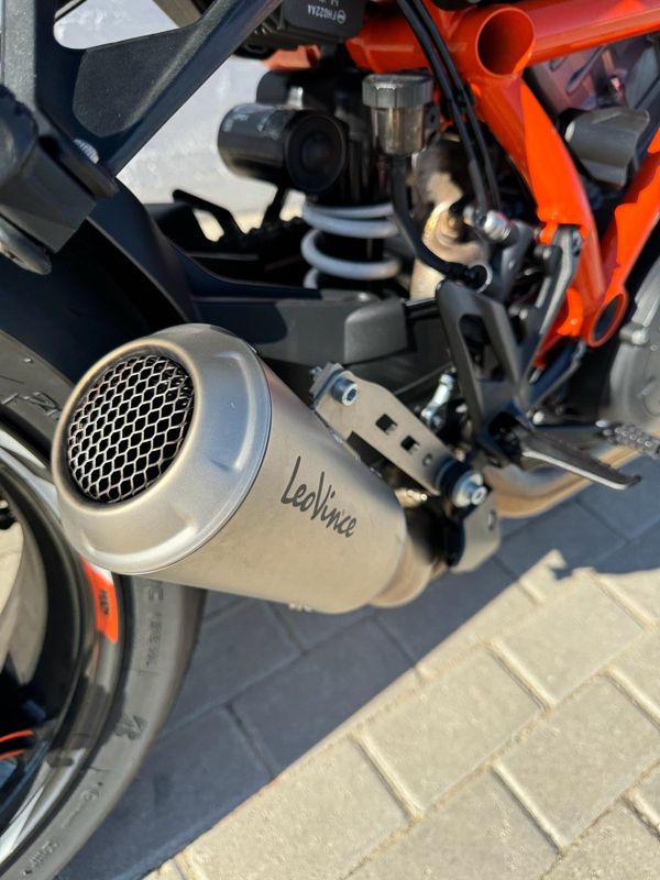 KTM 1290 R Super Duke like new with full sevice history and selling it on behalf of a friend of me