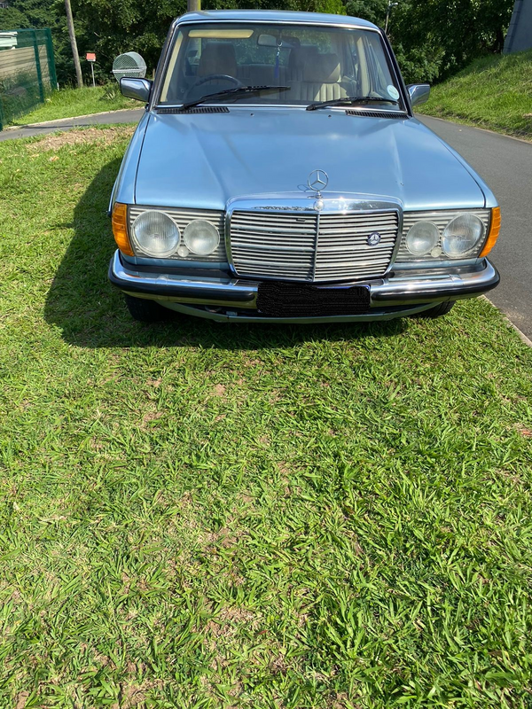 1987 Mercedes-Benz 200 Series Sedan